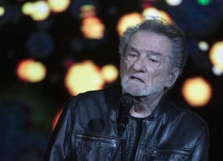 Eddy Mitchell revient sur un «souvenir pathétique» avec Johnny Hallyday (détail) Eddy Mitchell revient sur un «souvenir pathétique» avec Johnny Hallyday (détail)