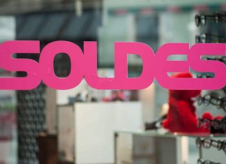 Les soldes d’hiver sont repoussées au 20 janvier (détail) Les soldes d'hiver sont repoussées au 20 janvier (détail)