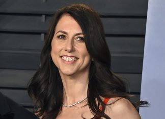 MacKenzie Scott, ex-femme de Jeff Bezos, a fait quatre milliards de dollars de dons caritatifs MacKenzie Scott, ex-femme de Jeff Bezos, a fait quatre milliards de dollars de dons caritatifs