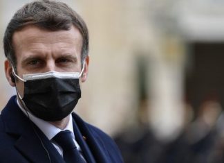 Emmanuel Macron fait des révélations sur la date de fin du couvre-feu (détail) Emmanuel Macron fait des révélations sur la date de fin du couvre-feu : la drôle de réaction de l'Élysée