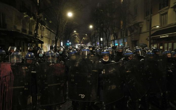 Manifestations contre la loi sécurité globale : incidents à Nantes et à Paris, des policiers blessés