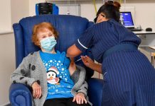 Margaret keenan 90 ans, 1ère injectée de la vague de vaccination britannique (détail) Margaret keenan 90 ans, 1ère injectée de la vague de vaccination britannique (détail)