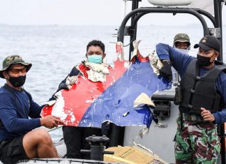 Boeing 737 disparu en Indonésie : les boîtes noires recherchées (détail) Boeing 737 disparu en Indonésie : les boîtes noires recherchées (détail)