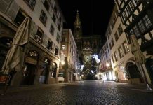 Confinement en France : pourquoi Emmanuel Macron attend avant de trancher Confinement en France : pourquoi Emmanuel Macron attend avant de trancher