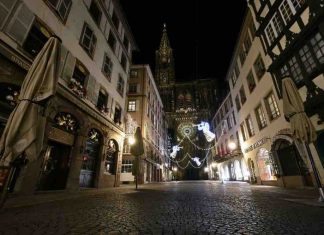 Confinement en France : pourquoi Emmanuel Macron attend avant de trancher Confinement en France : pourquoi Emmanuel Macron attend avant de trancher