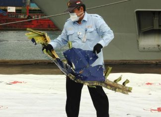 Crash d’un Boeing en Indonésie : les enquêteurs examinent les enregistrements d’une boîte noire Crash d'un Boeing en Indonésie : les enquêteurs examinent les enregistrements d'une boîte noire