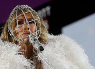 Jennifer Lopez émue aux larmes lors de son concert du réveillon à Times Square (VIDEO) Jennifer Lopez émue aux larmes lors de son concert du réveillon à Times Square (VIDEO)