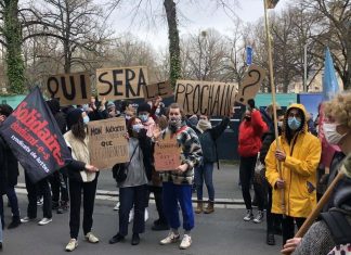 Les étudiants dans la rue pour réclamer le retour des cours en présentiel (détail) Les étudiants dans la rue pour réclamer le retour des cours en présentiel (détail)