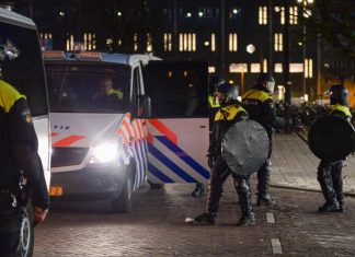 Manifestation aux Pays-Bas contre les mesures covid dégénèrent (détail) Manifestation aux Pays-Bas contre les mesures covid dégénèrent (détail)