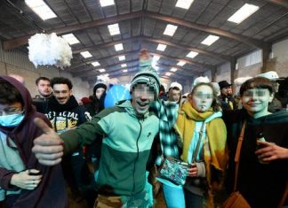 Rave party en Bretagne : des centaines de fêtards quittent les lieux, la police est sur place (VIDEO) Rave party en Bretagne : des centaines de fêtards quittent les lieux, la police est sur place (VIDEO)
