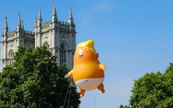 Un ballon géant représentant Donald Trump arrive au musée de Londres