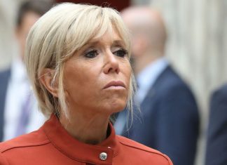 Brigitte Macron piégée et « surprise » par une apparition ahurissante d’Emmanuel Macron dans une émission (détail) Brigitte Macron piégée et "surprise" par une apparition ahurissante d'Emmanuel Macron dans une émission (détail)