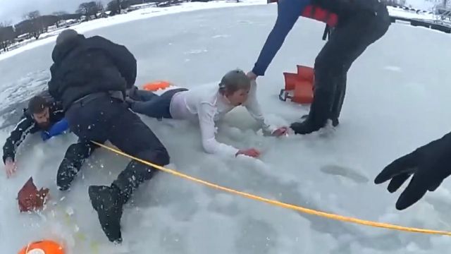 Des policiers sauvent une femme et son chien tombés dans l'eau glaciale d'un fleuve (Video)