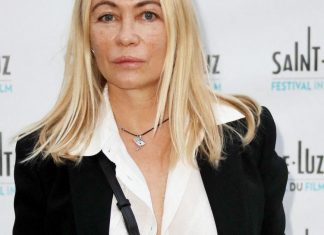 Emmanuelle Béart fière de ses 3 enfants « hyper brillants » (détail) Emmanuelle Béart fière de ses 3 enfants "hyper brillants" (détail)