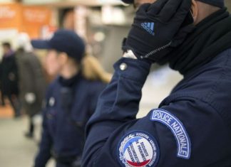 Essonne : Une collégienne de 14 ans tuée d’un coup de couteau lors d’une bagarre entre bandes (détail) Essonne : Une collégienne de 14 ans tuée d’un coup de couteau lors d’une bagarre entre bandes (détail)