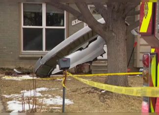 États-Unis : le morceau d’un avion s’écrase dans son jardin (PHOTO) États-Unis : le morceau d'un avion s'écrase dans son jardin (PHOTO)