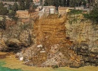 Italie : Un cimetière situé sur une falaise s’effondre, des centaines de cercueils tombent à l’eau (VIDEO) Italie : Un cimetière situé sur une falaise s’effondre, des centaines de cercueils tombent à l’eau (VIDEO)