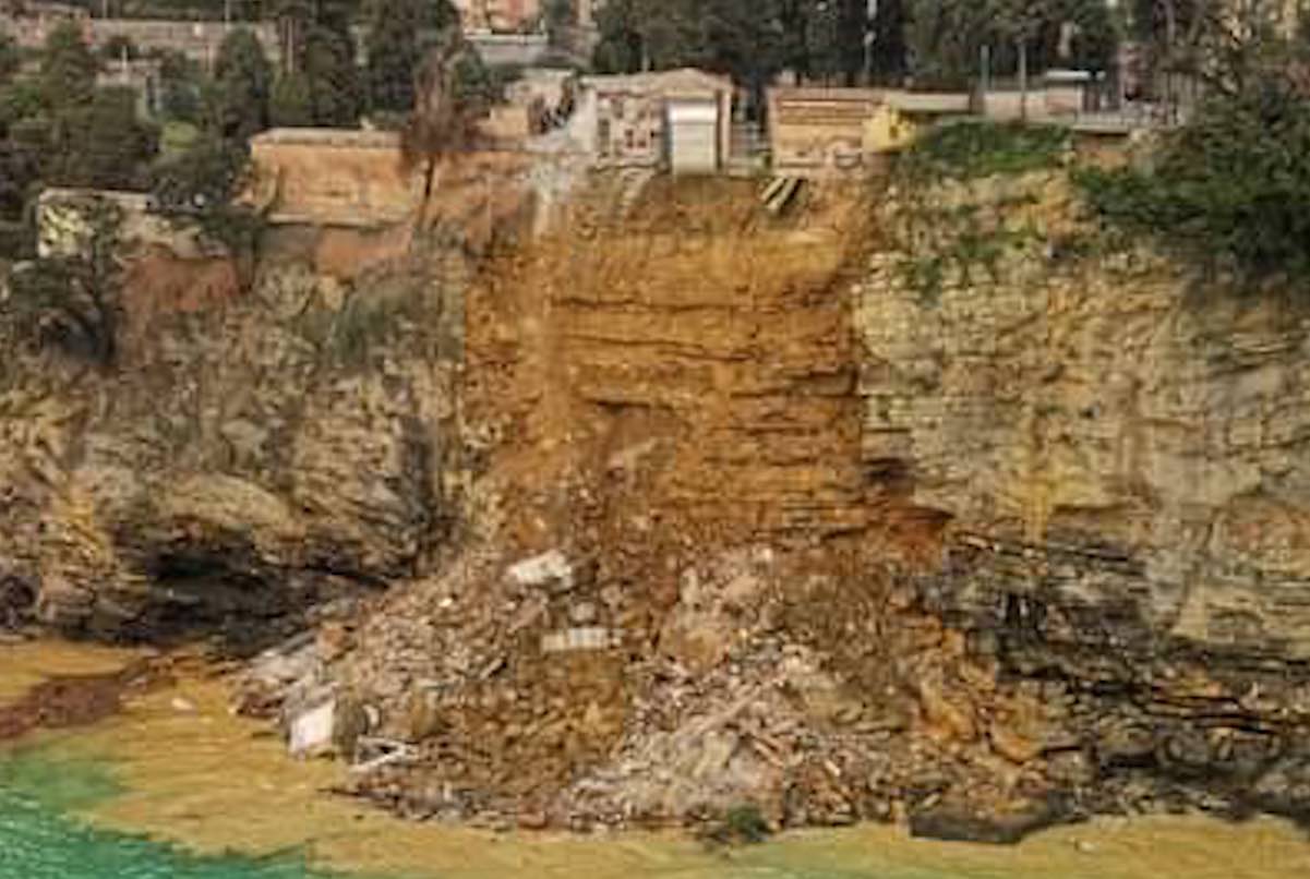 Italie : Un cimetière situé sur une falaise s’effondre, des centaines de cercueils tombent à l’eau (VIDEO)