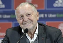 « Je t’aime aussi », l’émouvant échange entre Bernard Tapie et Jean-Michel Aulas (détail) "Je t’aime aussi", l’émouvant échange entre Bernard Tapie et Jean-Michel Aulas (détail)