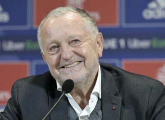 « Je t’aime aussi », l’émouvant échange entre Bernard Tapie et Jean-Michel Aulas (détail) "Je t’aime aussi", l’émouvant échange entre Bernard Tapie et Jean-Michel Aulas (détail)
