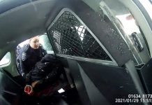 La vidéo d’une enfant de 9 ans menottée par des policiers choque les Etats-Unis (détail) La vidéo d'une enfant de 9 ans menottée par des policiers choque les Etats-Unis (détail)