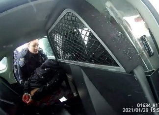 La vidéo d’une enfant de 9 ans menottée par des policiers choque les Etats-Unis (détail) La vidéo d'une enfant de 9 ans menottée par des policiers choque les Etats-Unis (détail)