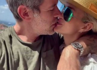 « Ma meilleure Saint-Valentin » : Laeticia Hallyday et Jalil Lespert affichent leur amour dans une vidéo sur Instagram (détail) "Ma meilleure Saint-Valentin" : Laeticia Hallyday et Jalil Lespert affichent leur amour dans une vidéo sur Instagram (détail)