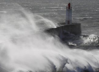 Morbihan : Une jeune femme de 22 ans meurt emportée par une vague (détail) Morbihan : Une jeune femme de 22 ans meurt emportée par une vague (détail)