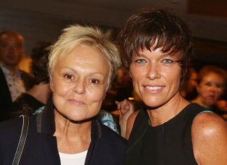 Muriel Robin mariée : elle a dit « oui » à Anne Le Nen (détail) Muriel Robin mariée : elle a dit "oui" à Anne Le Nen (détail)