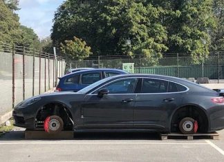 Photo : Au moment de retrouver sa Porsche Panamera, son propriétaire s’aperçoit qu’il lui manque ses 4 roues Photo : Au moment de retrouver sa Porsche Panamera, son propriétaire s’aperçoit qu’il lui manque ses 4 roues