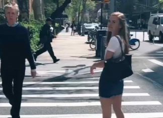 Photo : Une Américaine prend la pose aux côtés de Paul McCartney, sans même s’en apercevoir Photo : Une Américaine prend la pose aux côtés de Paul McCartney, sans même s'en apercevoir