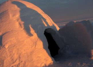 Suisse : Un enfant de sept ans meurt dans l’effondrement d’un igloo construit avec son père (détail) Suisse : Un enfant de sept ans meurt dans l’effondrement d’un igloo construit avec son père (détail)