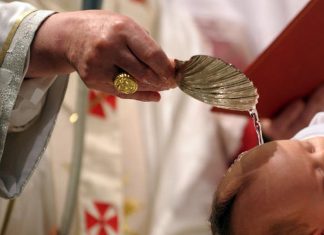 Un baptême mortel secoue la Roumanie (détail) Un baptême mortel secoue la Roumanie (détail)