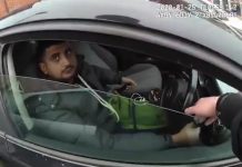 Un policier traîné par un automobiliste tentant de fuir (VIDEO) Un policier traîné par un automobiliste tentant de fuir (VIDEO)