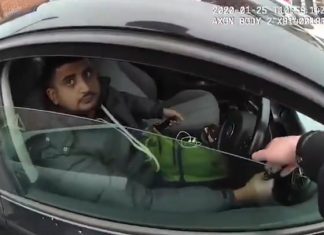 Un policier traîné par un automobiliste tentant de fuir (VIDEO) Un policier traîné par un automobiliste tentant de fuir (VIDEO)