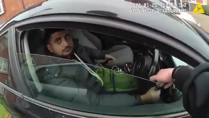 Un policier traîné par un automobiliste tentant de fuir (VIDEO)