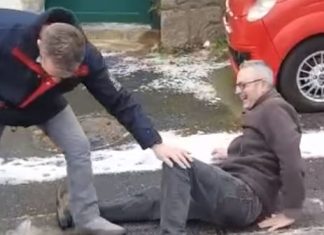 VIDÉO – Morbihan : Près de Vannes, l’hilarante glissade sur le verglas de trois collègues VIDÉO - Morbihan : Près de Vannes, l’hilarante glissade sur le verglas de trois collègues