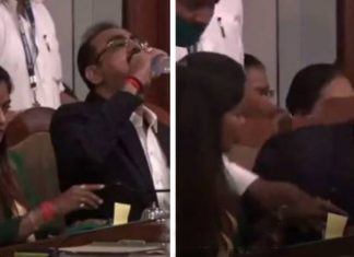 Video : Un fonctionnaire indien boit du gel hydroalcoolique par erreur Video : Un fonctionnaire indien boit du gel hydroalcoolique par erreur