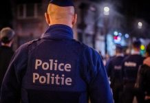 Ils frappent chez leur voisin et demandent une scie pour faire disparaître un corps (détail) Ils frappent chez leur voisin et demandent une scie pour faire disparaître un corps (détail)