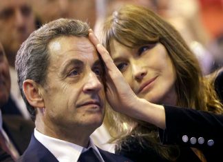 Nicolas Sarkozy condamné : la publication coup de poing de Carla Bruni pour soutenir son mari (détail) Nicolas Sarkozy condamné : la publication coup de poing de Carla Bruni pour soutenir son mari (détail)
