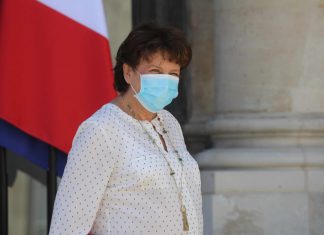 Roselyne Bachelot diagnostiquée positive au Covid-19 (détail) Roselyne Bachelot diagnostiquée positive au Covid-19 (détail)