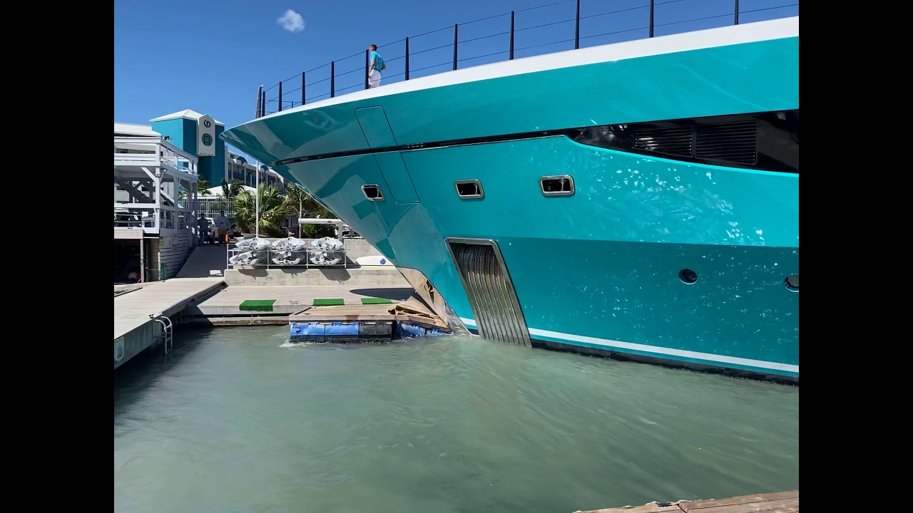 Un yacht à 90 millions de dollars s'écrase sur un quai à Saint-Martin 