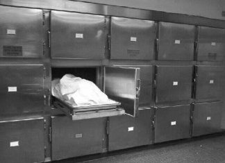 Déclarée morte par erreur, une femme est retrouvée vivante dans un réfrigérateur de la morgue (détail) Déclarée morte par erreur, une femme est retrouvée vivante dans un réfrigérateur de la morgue (détail)