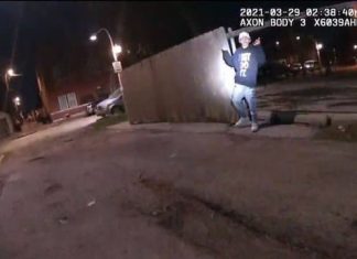 La vidéo d’un policier abattant un adolescent de 13 ans choque aux Etats-Unis (détail) La vidéo d'un policier abattant un adolescent de 13 ans choque aux Etats-Unis (détail)