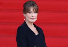 Carla Bruni en string sur les genoux d’un homme, cette photo insolite jamais sortie refait surface ! Carla Bruni en string sur les genoux d’un homme, cette photo insolite jamais sortie refait surface !