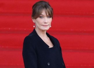 Carla Bruni en string sur les genoux d’un homme, cette photo insolite jamais sortie refait surface ! Carla Bruni en string sur les genoux d’un homme, cette photo insolite jamais sortie refait surface !