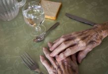 Cette femme de 98 ans trouve une somme astronomique cachée chez elle ! (détail) Cette femme de 98 ans trouve une somme astronomique cachée chez elle ! (détail)