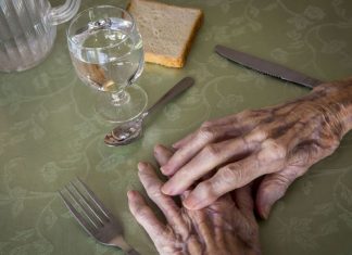 Cette femme de 98 ans trouve une somme astronomique cachée chez elle ! (détail) Cette femme de 98 ans trouve une somme astronomique cachée chez elle ! (détail)