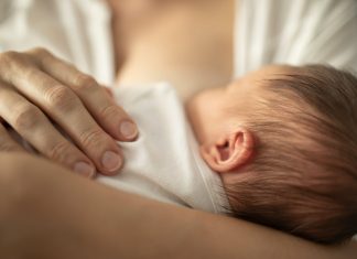 Cette mère frappée à Bordeaux car elle donnait le sein en public (VIDEO) Cette mère frappée à Bordeaux car elle donnait le sein en public (VIDEO)
