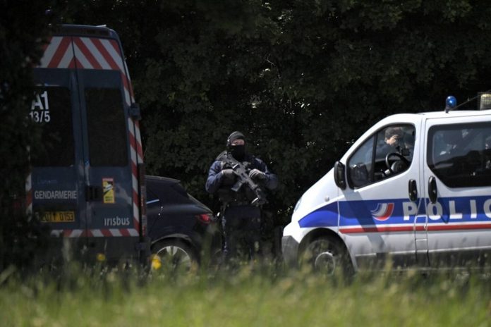 Nantes : une policière municipale poignardée à la Chapelle-sur-Erdre, le suspect en fuite (VIDEO)